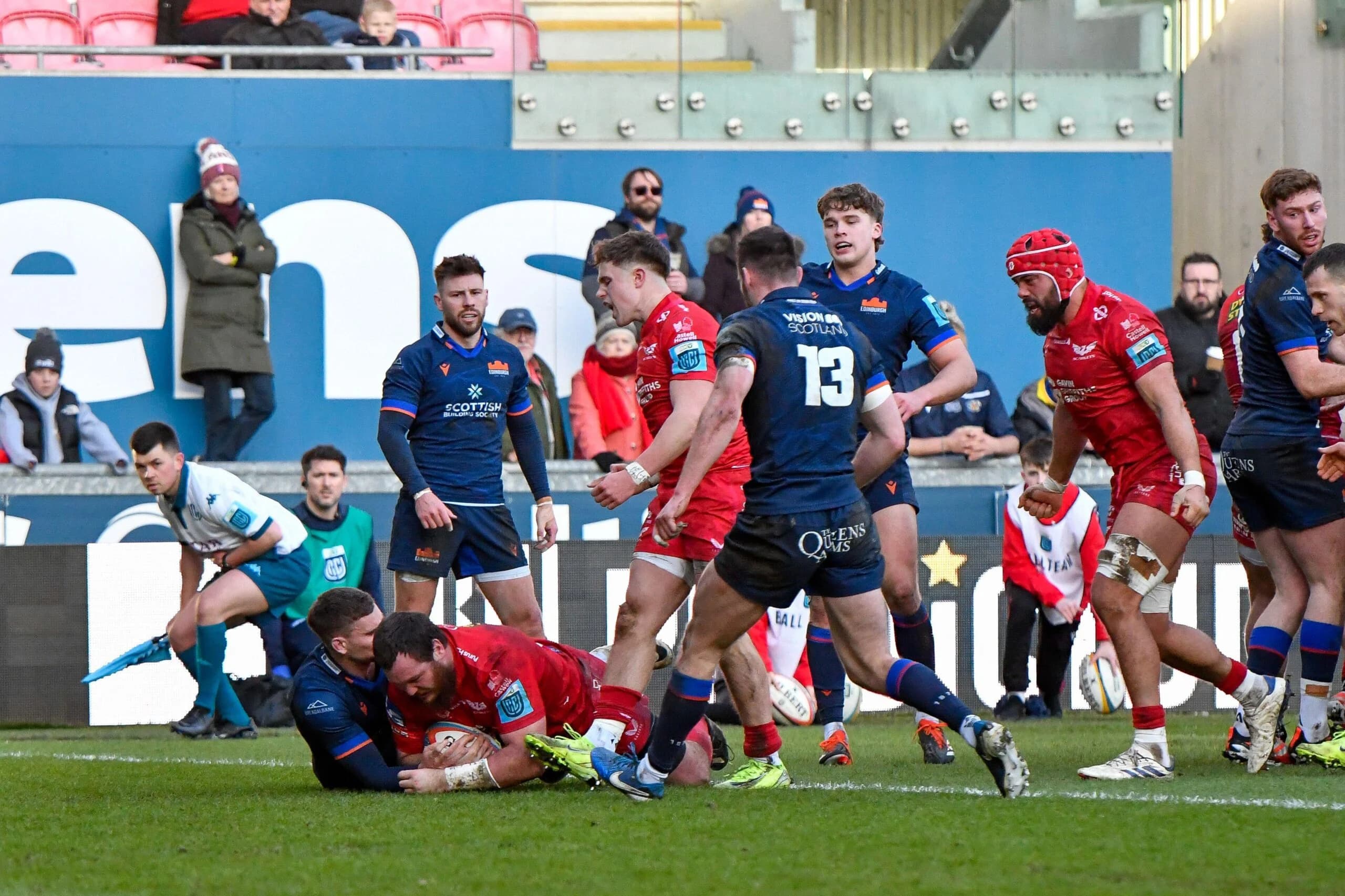 Marnus van der Merwe scored for the Scarlets.
