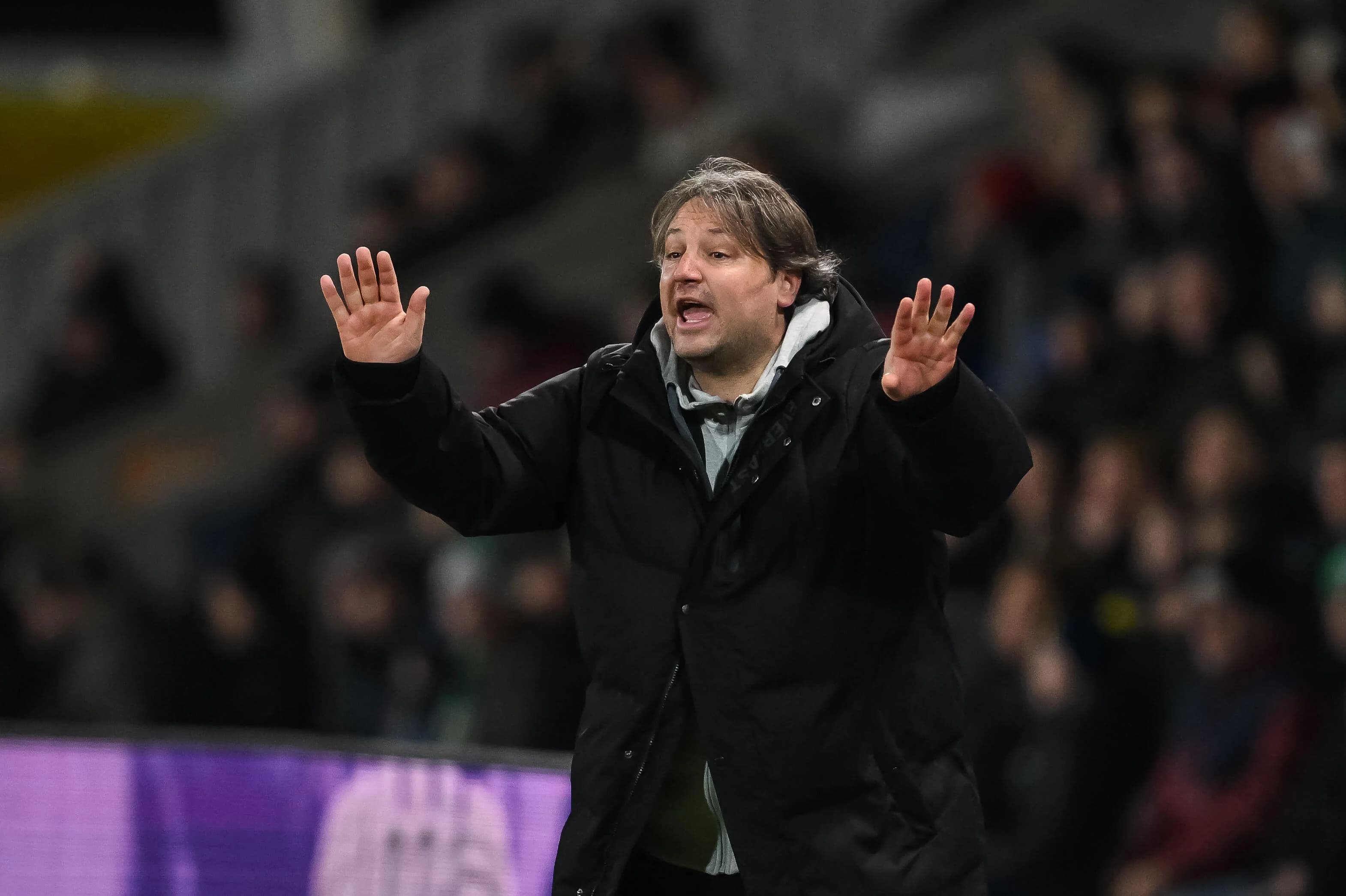 Craig Harrison coaching TNS - Credit Alamy