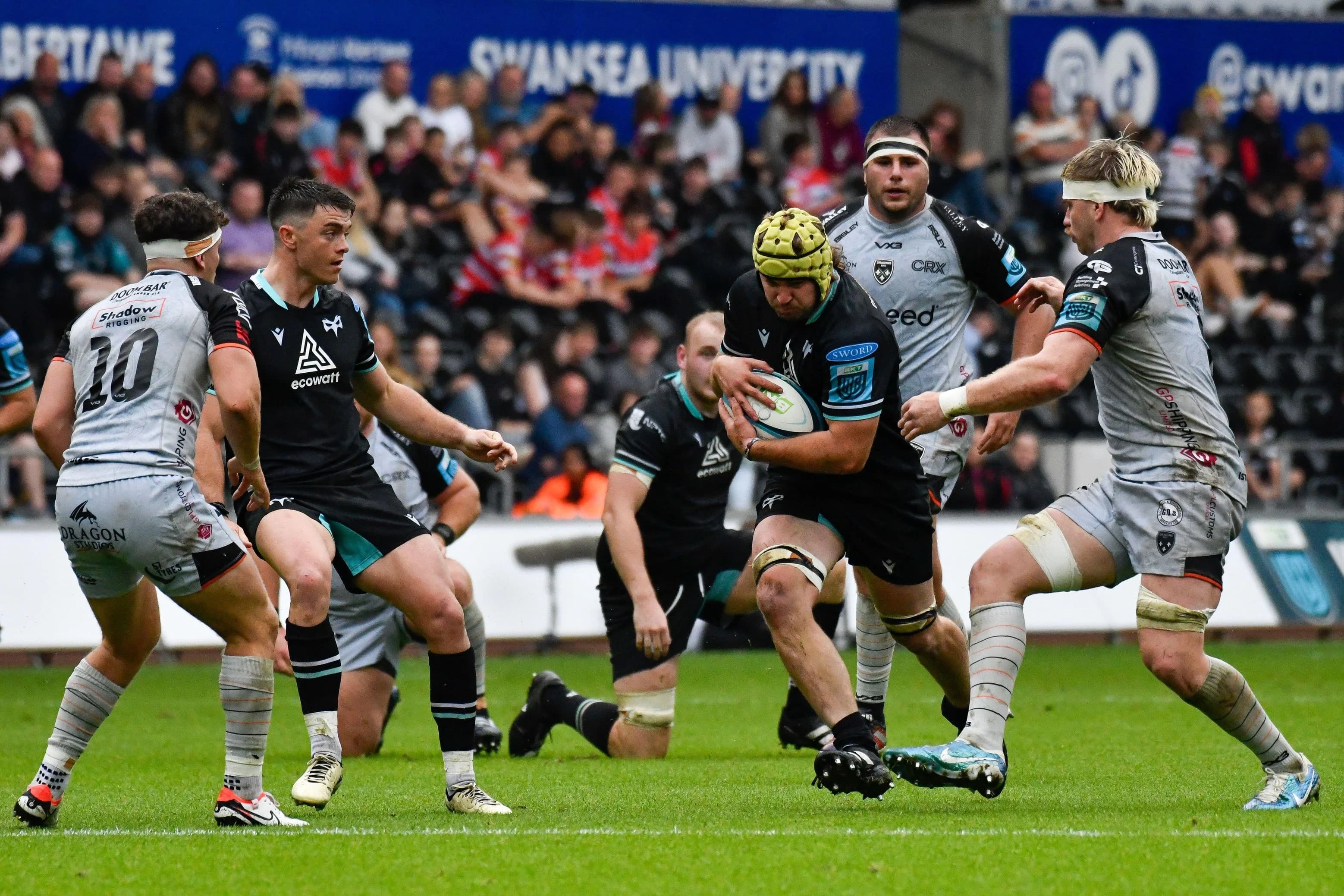 Harri Deaves breaks past defenders - Credit Alamy