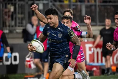 Fetuli Paea of the Dragons heads to the try line. Pic: Alamy.